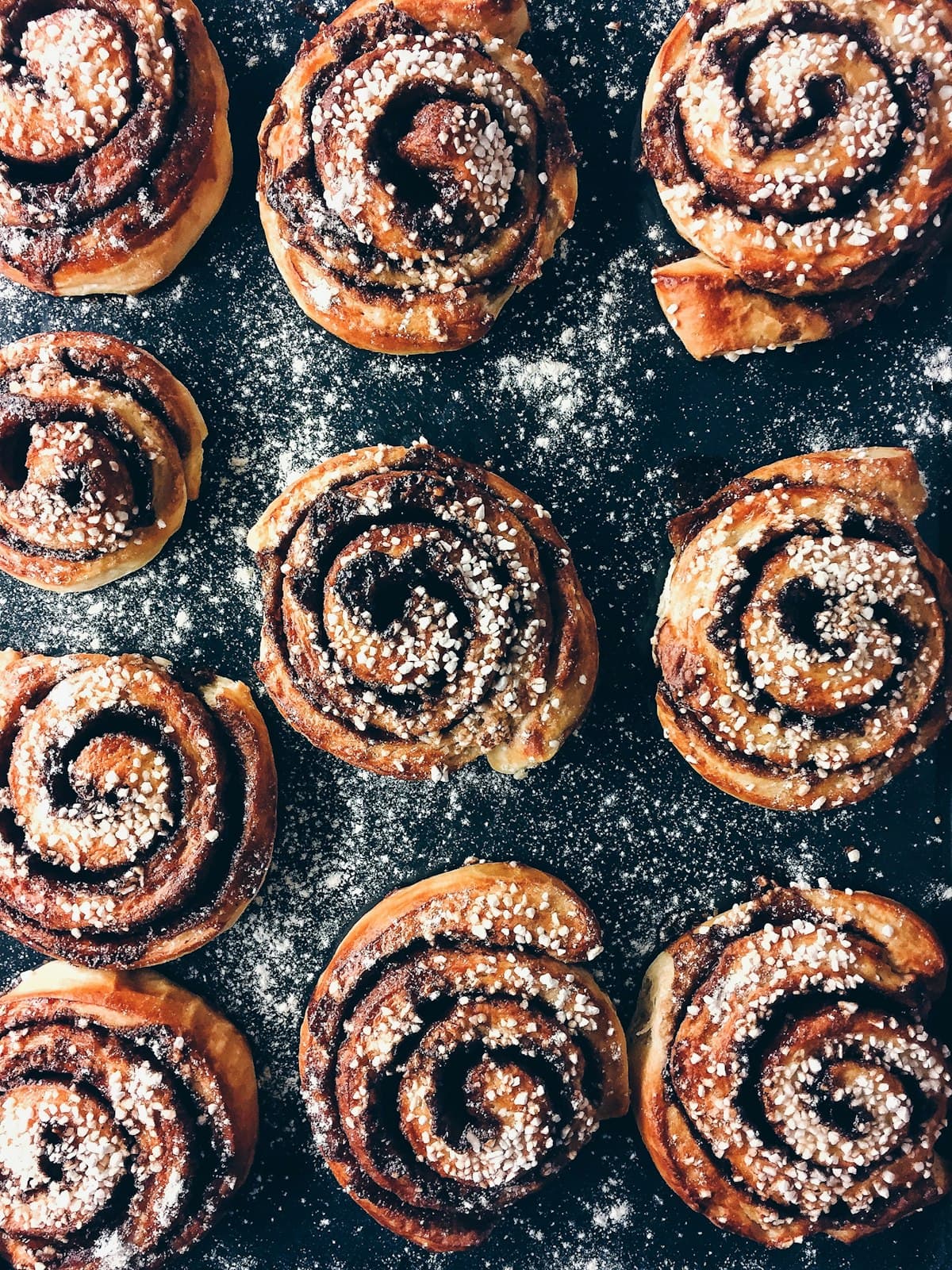 Cinnamon buns dusted with sugar